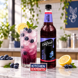 Escena promocional Jarabe DaVinci Blueberry Mora Azul Botella 1 Litro con letrero KEX