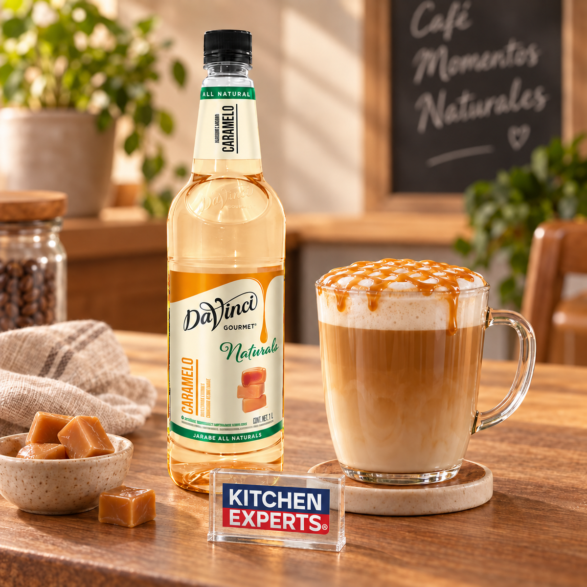Escena promocional Jarabe DaVinci Caramelo All Naturals Botella 1 Litro con letrero KEX