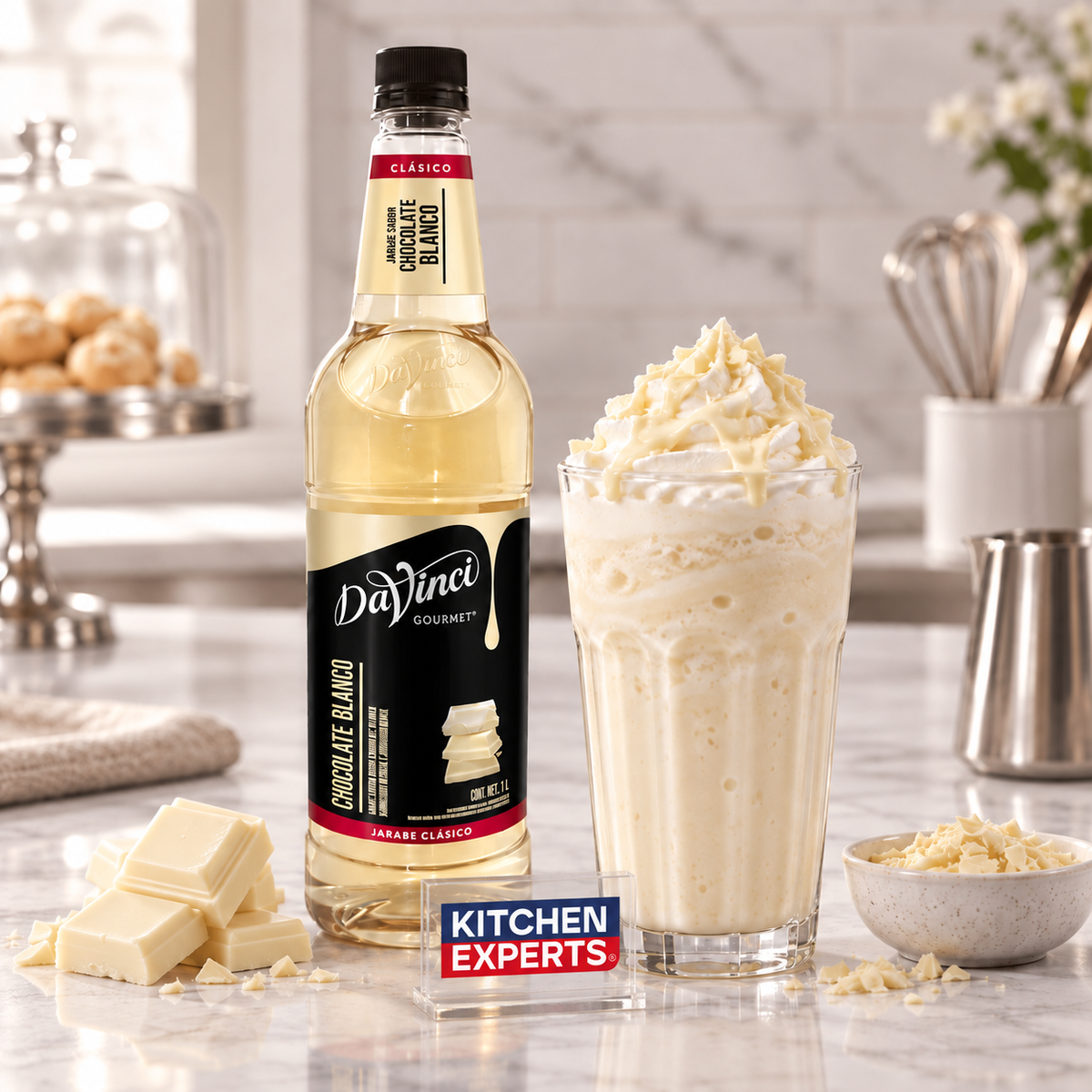 Escena promocional Jarabe DaVinci Chocolate Blanco Botella 1 Litro con letrero KEX