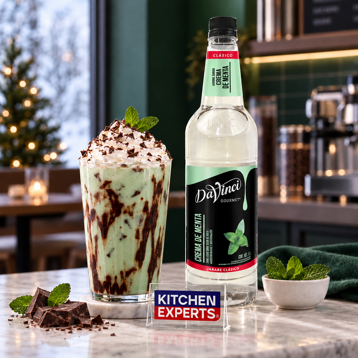 Jarabe DaVinci Crema de Menta Botella 1 Litro en escena con letrero KEX
