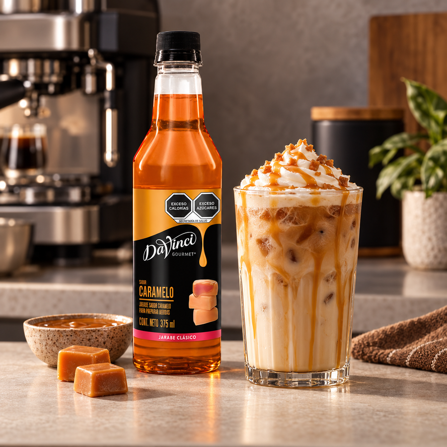 Jarabe DaVinci Gourmet de 375ML Sabor Caramelo en bebida preparada, imagen de ambiente KEX
