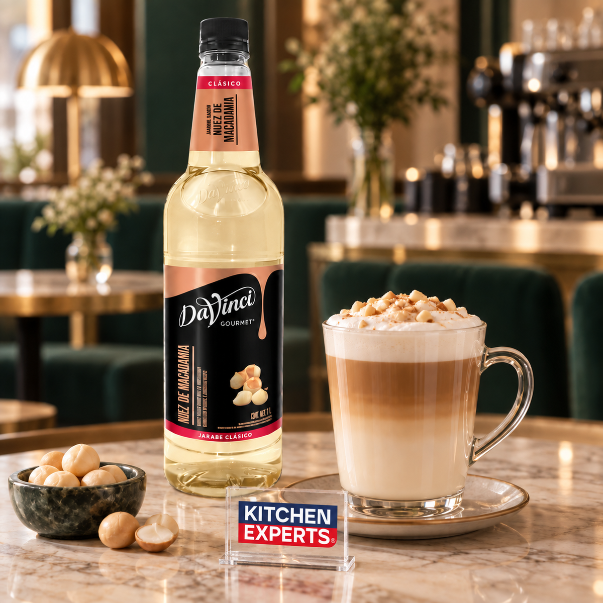 Jarabe DaVinci Macadamia Nut Botella 1 Litro en escena con letrero KEX
