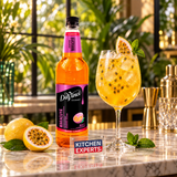 Jarabe DaVinci Maracuyá Botella 1 Litro en escena con letrero KEX