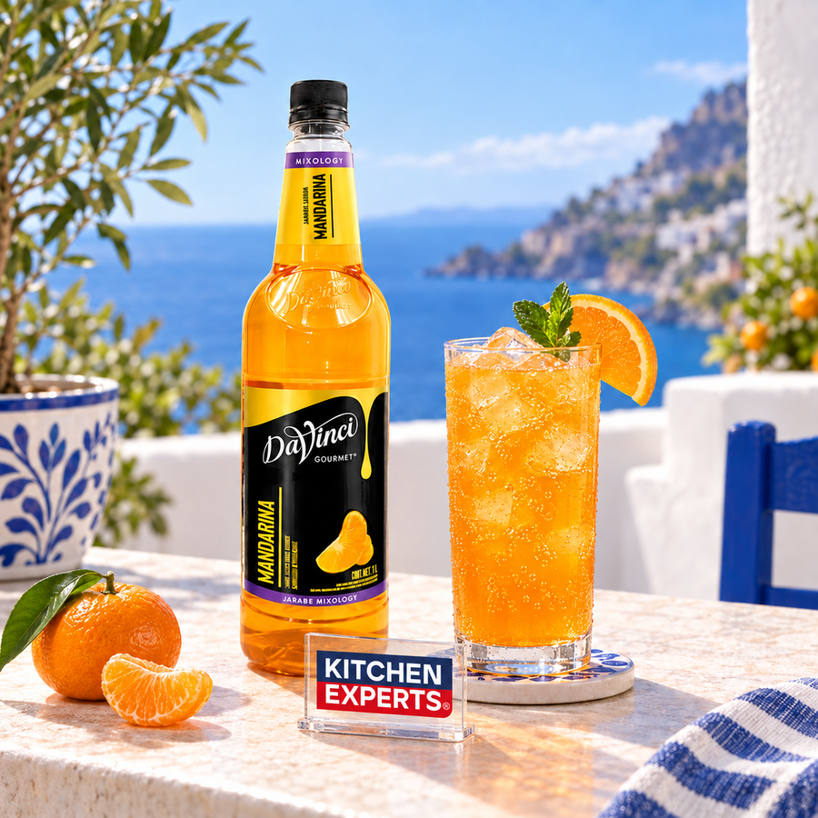 Jarabe DaVinci Mixología Mandarina Botella 1 Litro en bebida preparada con letrero Kitchen Experts integrado