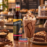 Jarabe DaVinci Sabor Pastel de Chocolate Alemán Botella 750 ml en escena de cafetería con letrero KEX al centro