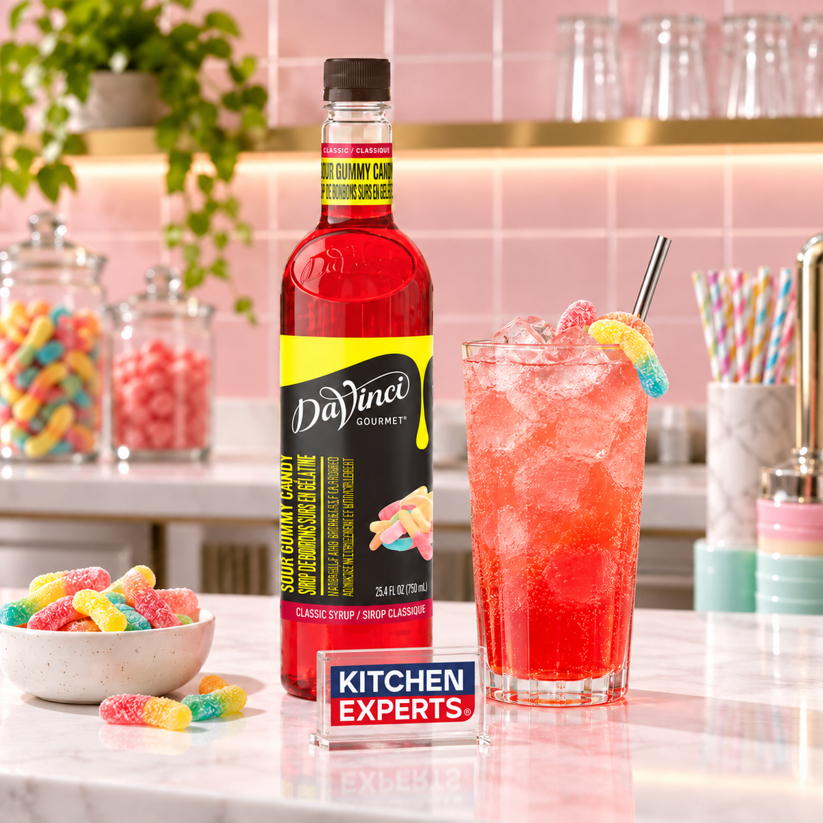 Jarabe DaVinci Sour Gummy Candy Botella 750 ml en escena de cafetería con letrero KEX al centro