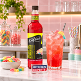 Jarabe DaVinci Sour Gummy Candy Botella 750 ml en escena de cafetería con letrero KEX al centro