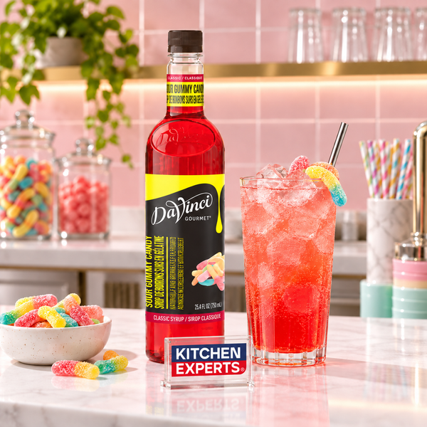 Jarabe DaVinci Sour Gummy Candy Botella 750 ml en escena de cafetería con letrero KEX al centro