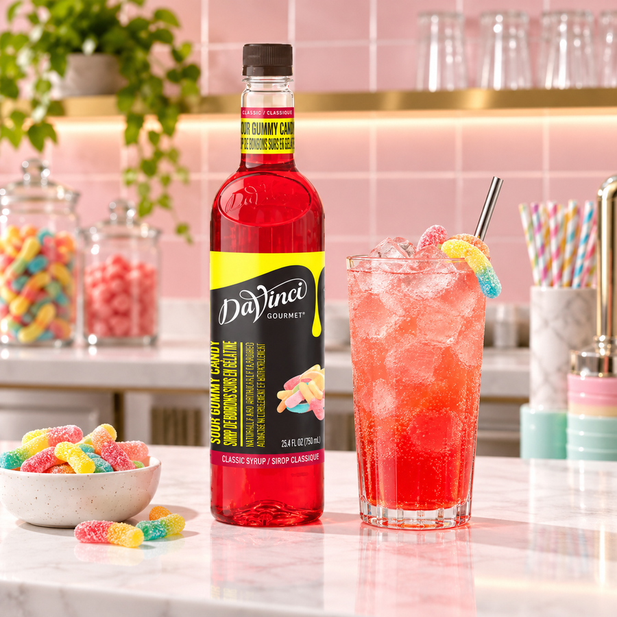 Jarabe DaVinci Sour Gummy Candy Botella 750 ml en bebida preparada, imagen de ambiente KEX