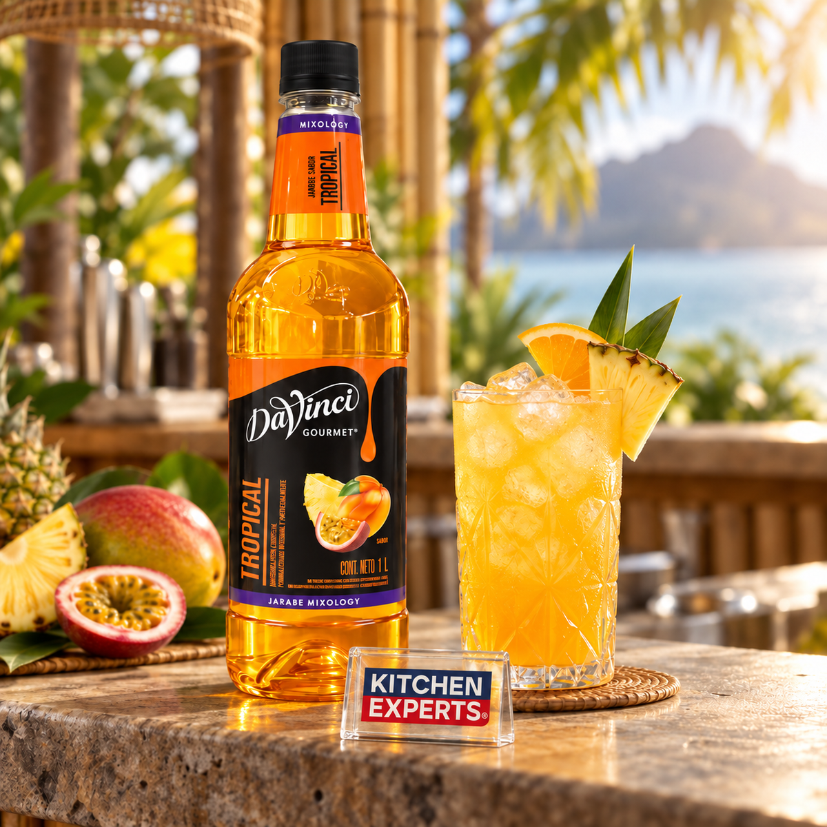 Jarabe DaVinci Tropical Mixología Botella 1 Litro en escena de cafetería con letrero KEX al centro