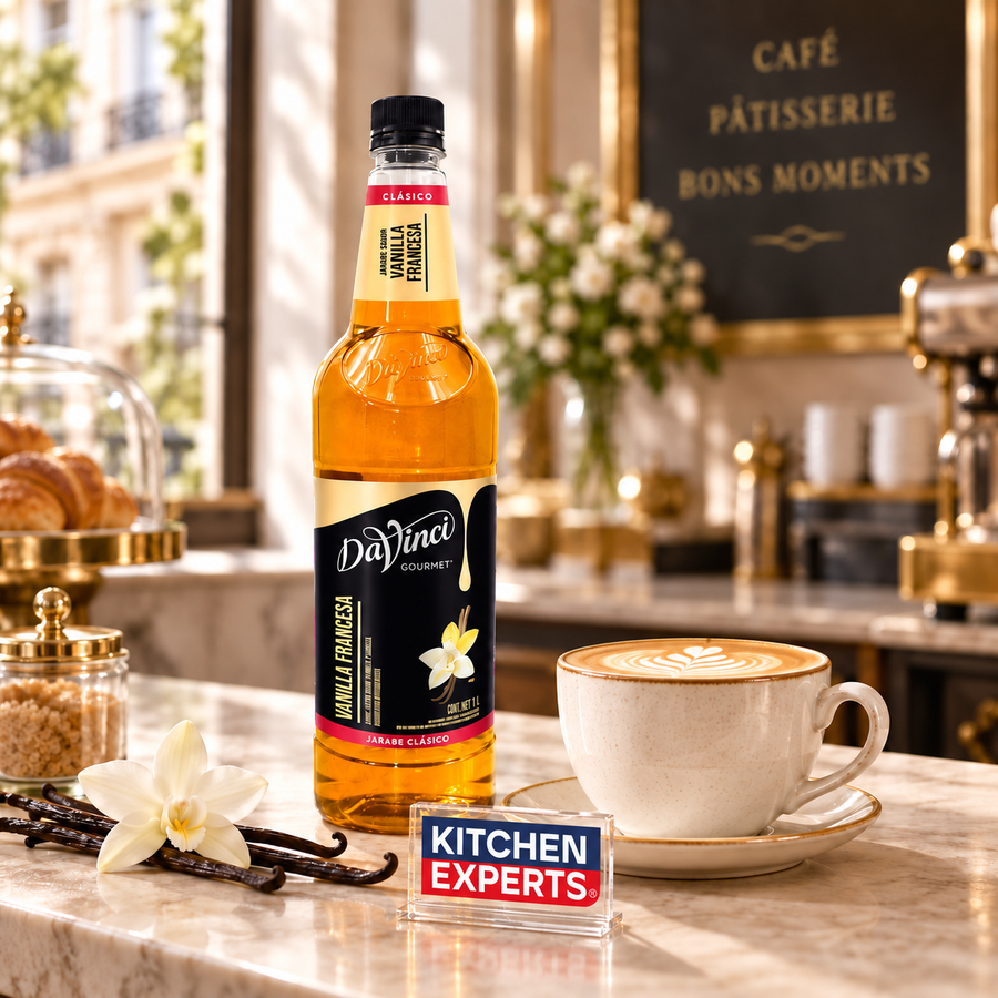 Jarabe DaVinci Vainilla Francesa Botella 1 Litro en escena de cafetería con letrero KEX al centro