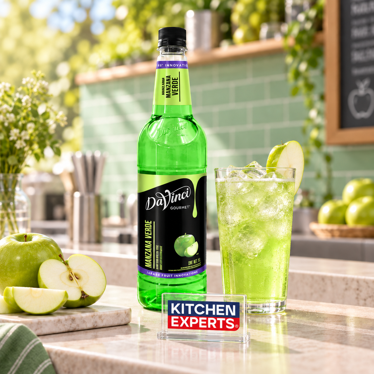 Jarabe Fruit Innnovation DaVinci Manzana Verde Botella 1 Litro en bebida preparada con letrero Kitchen Experts integrado
