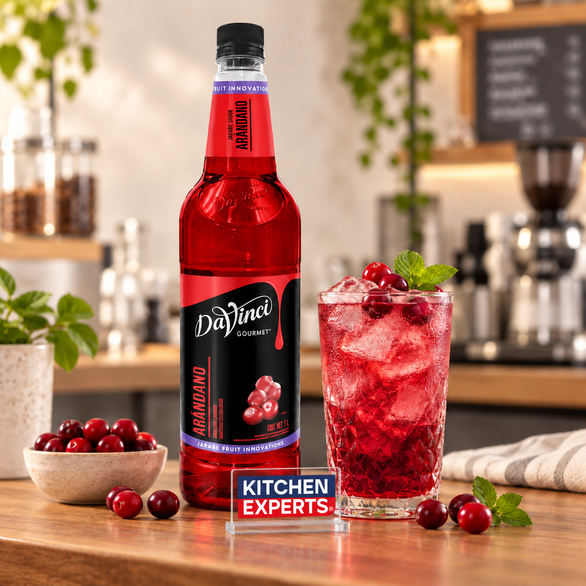 Jarabe Fruit Innovation DaVinci Arándano Botella 1 Litro en bebida preparada con letrero Kitchen Experts integrado