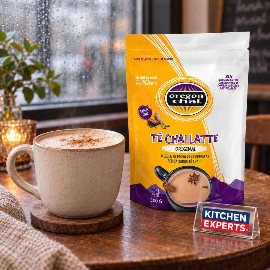 Nueva Base para Frape Oregon Chai Original 300 Gramos con bebida preparada y letrero Kitchen Experts integrado en la escena