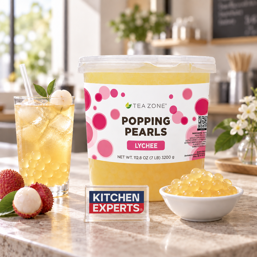 Popping Pearls Lichee Tea Zone Bote 3200 Gramos | Perlitas Explosivas | Popping Boba en escena con letrero central Kitchen Experts