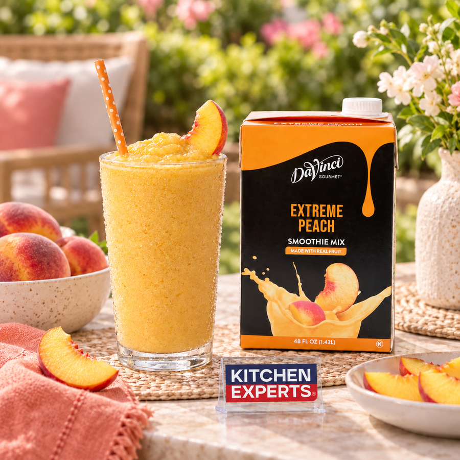 Smoothie Mix DaVinci Gourmet de 1.42 L Sabor Peach Extreme - Durazno - Concentrado en escena de cafetería con letrero KEX al centro