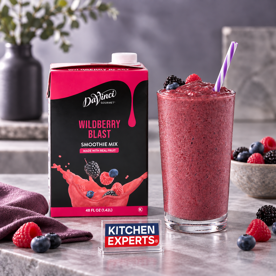 Smoothie Mix DaVinci Gourmet Wildberry Blast Moras 1.42 L en escena de cafetería con letrero KEX al centro